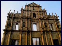 The Ruins of St Paul's Cathedral (Ruinas de São Paulo) is Macau's most famous landmark and is regarded as the most important Christian monument in Asia. The church, that stands on a hill, was built 1600, but burnt down in 1835 and now only the impressive exterior is left, where you find biblical statues and a relief. Behind the church is the Museum of Sacred Art and Crypt.